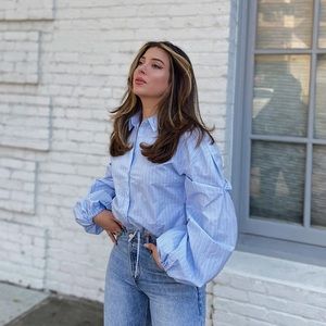 Blue pinstripe shirt with elastic hem